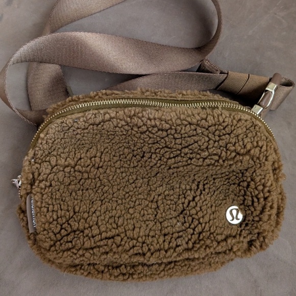 lululemon athletica Handbags - Lululemon Everywhere Belt Bag Fleece